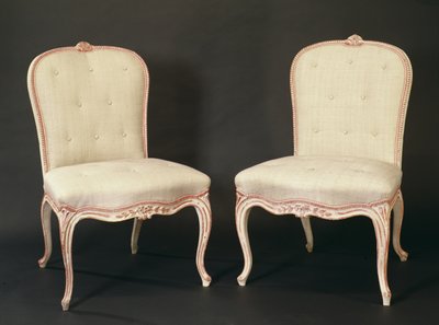 Paar wit geschilderde Hepplewhite stoelen in Franse stijl, ca.1775 door English School